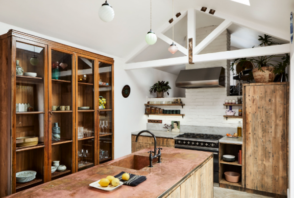 Dapur dengan perabot kayu yang diolah alami